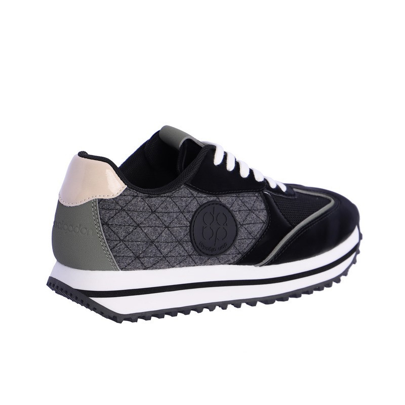 Zapatilla negra de piel sintética