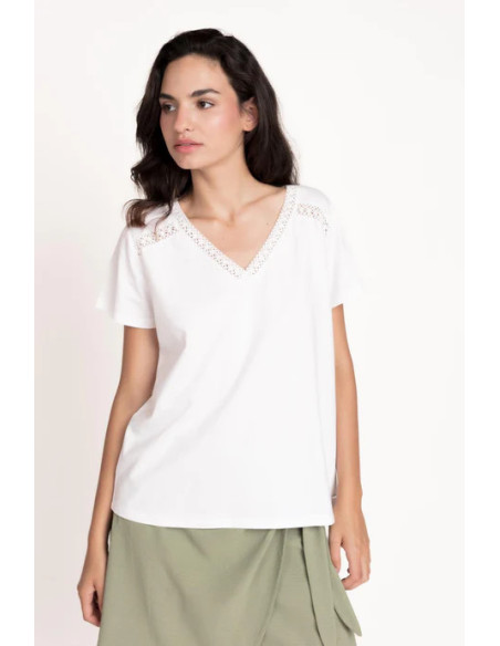Camiseta con tiras bordadas